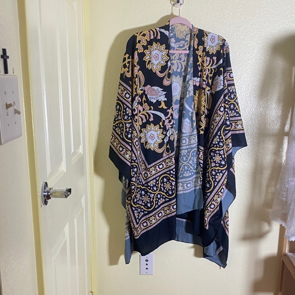 GUC Cupshe Black and Gold Floral Swim Coverup